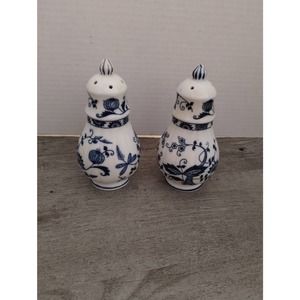 Vienna Woods Fine China Blue Onion 5 1/2" Salt and Pepper Shakers